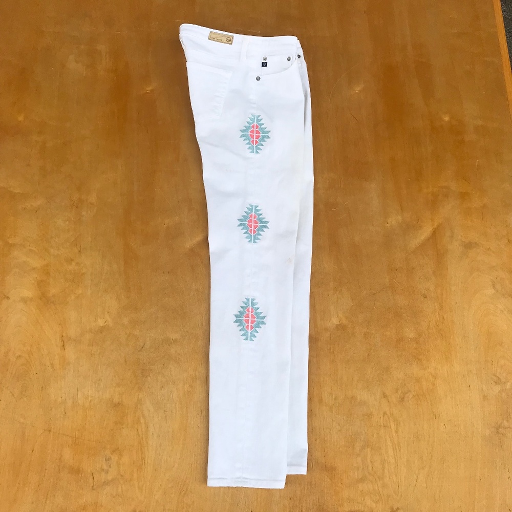 AG “the Stilt” White /embroidered siding 28R